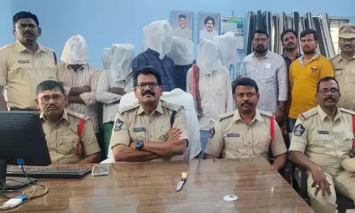 Anantapur: पुलिस ने महिला शिक्षिका को बचाया, 10 लोगों को गिरफ्तार किया