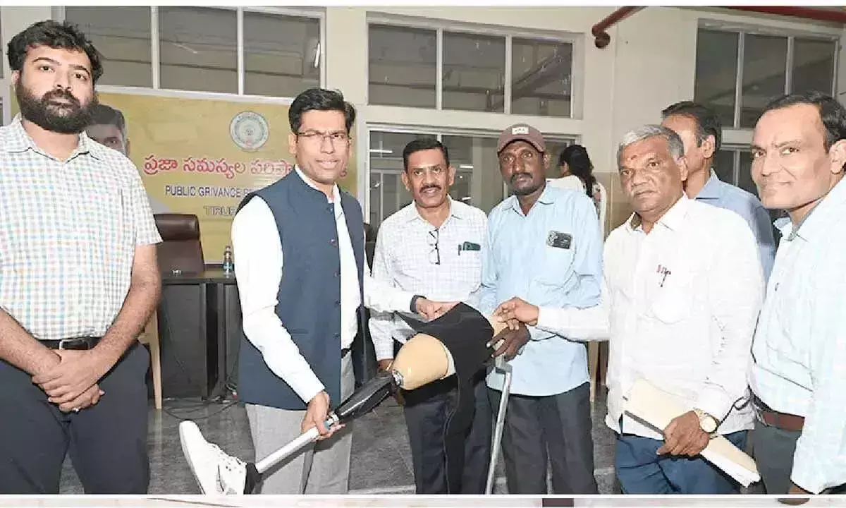 MP-LADS के तहत दिव्यांग व्यक्ति को हाइड्रोलिक घुटना जोड़ प्रदान किया गया MP-LADS के तहत दिव्यांग व्यक्ति को हाइड्रोलिक घुटना जोड़ प्रदान किया गया