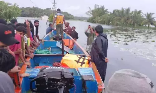 सड़क जलमग्न; तुरुवनम द्वीप तक नाव से पहुंचा जा रहा है सड़क जलमग्न; तुरुवनम द्वीप तक नाव से पहुंचा जा रहा है