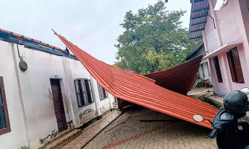 कुमारकोम के निचले इलाके जलमग्न; तूफानी हवाएं, व्यापक क्षति कुमारकोम के निचले इलाके जलमग्न; तूफानी हवाएं, व्यापक क्षति