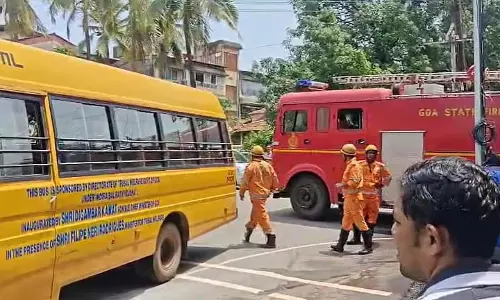 GOA: सेंट जोसेफ हाई स्कूल में बाल रथ बस के नीचे आग की चिंगारी देखी गई