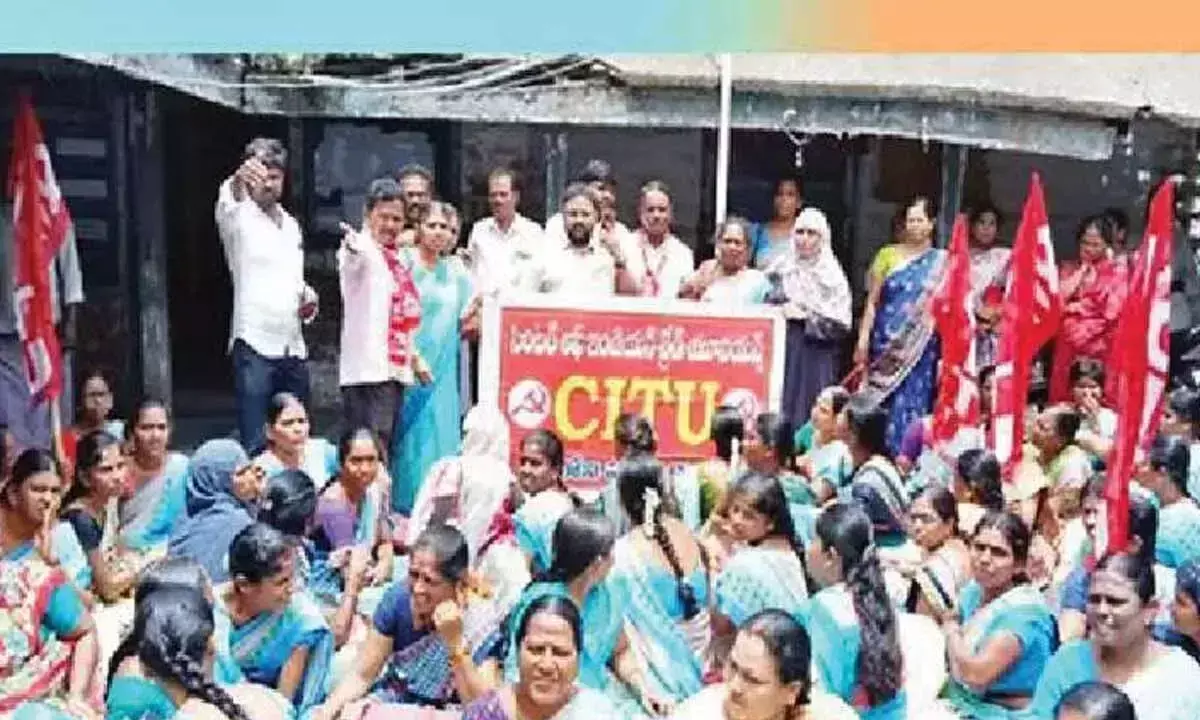 Andhra: आंगनवाड़ी कार्यकर्ताओं ने कल्याणकारी योजनाओं को शामिल करने की मांग को लेकर प्रदर्शन किया Andhra: आंगनवाड़ी कार्यकर्ताओं ने कल्याणकारी योजनाओं को शामिल करने की मांग को लेकर प्रदर्शन किया