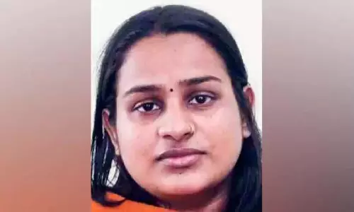 Kerala : एयरलाइन टिकट के नाम पर 200,000 रुपये चुराने के आरोप में महिला गिरफ्तार Kerala : एयरलाइन टिकट के नाम पर 200,000 रुपये चुराने के आरोप में महिला गिरफ्तार