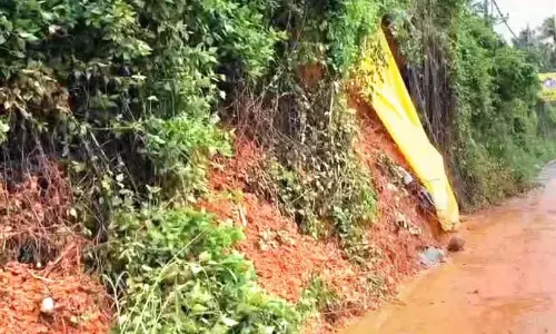 Kerala : राष्ट्रीय राजमार्ग की दीवार ढही, परिवार खतरे में