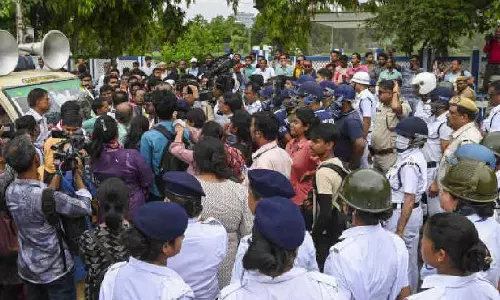 विधानसभा में लगातार हो रहे हंगामे के चलते स्पीकर बिमान बनर्जी ने BJP विधायक को निलंबित कर दिया विधानसभा में लगातार हो रहे हंगामे के चलते स्पीकर बिमान बनर्जी ने BJP विधायक को निलंबित कर दिया