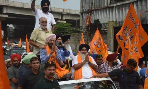 बारिश से बेपरवाह Sukhbir ने किया रोड शो का नेतृत्व बारिश से बेपरवाह Sukhbir ने किया रोड शो का नेतृत्व