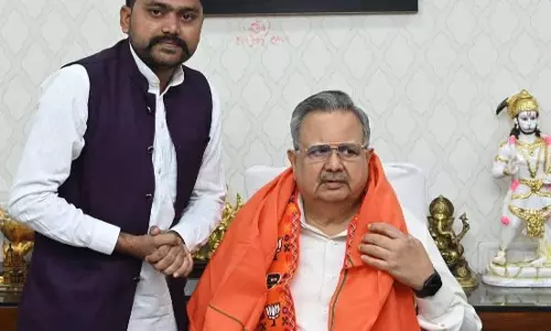 लेट से दफ्तर पहुंच रहे कर्मचारी, युवा नेता ने शासन को कराया अवगत
