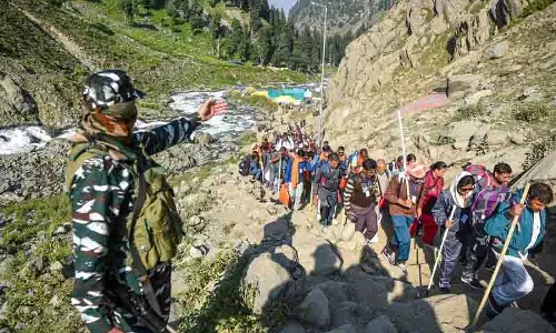 हमलों के इतिहास से विचलित हुए बिना, तीर्थयात्री Amarnath Yatra की तैयारी कर रहे हमलों के इतिहास से विचलित हुए बिना, तीर्थयात्री Amarnath Yatra की तैयारी कर रहे