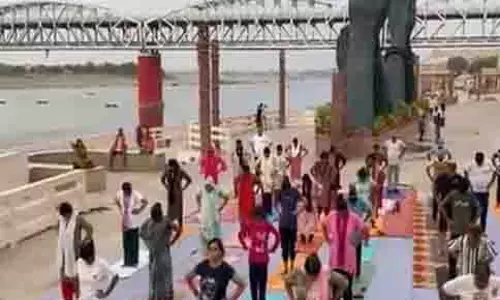 International Yoga Day से पहले नमो घाट पर लोगों ने किया योग