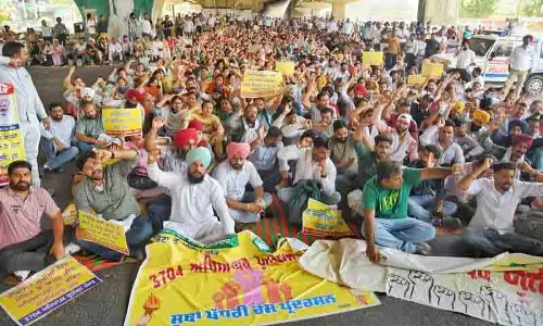 Ludhiana पश्चिम उपचुनाव से पहले शिक्षकों का विरोध प्रदर्शन केंद्र में Ludhiana पश्चिम उपचुनाव से पहले शिक्षकों का विरोध प्रदर्शन केंद्र में