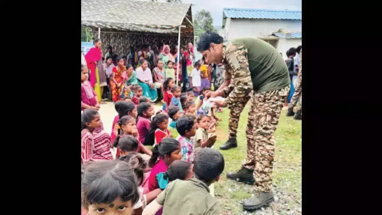 CRPF 212 बटालियन ने आदिवासियों को आवश्यक वस्तुएं वितरित कीं