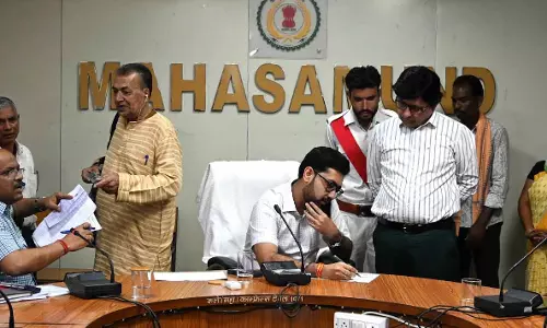 कलेक्टर लंगेह ने जन चौपाल में सुनी आमजनों की समस्याएं कलेक्टर लंगेह ने जन चौपाल में सुनी आमजनों की समस्याएं