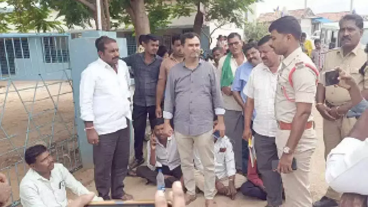 Telangana: बिल न चुकाने पर ठेकेदार ने स्कूल पर लगाया ताला Telangana: बिल न चुकाने पर ठेकेदार ने स्कूल पर लगाया ताला
