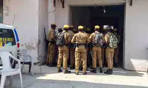 नगर पालिका के कार्यकारी अधिकारी के आठ ठिकानों पर ACB की छापेमारी नगर पालिका के कार्यकारी अधिकारी के आठ ठिकानों पर ACB की छापेमारी