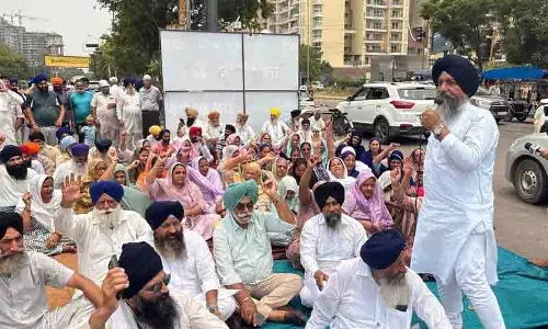Chandigarh: बिजली नहीं, पानी नहीं, निवासियों ने विरोध में एयरपोर्ट रोड जाम किया Chandigarh: बिजली नहीं, पानी नहीं, निवासियों ने विरोध में एयरपोर्ट रोड जाम किया