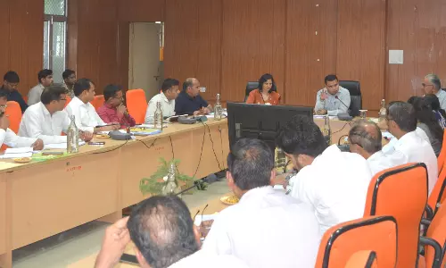 Churu: जिला कलेक्टर ने राजस्व अधिकारियों को बैठक में राजस्व कार्यों का दिए निर्देश