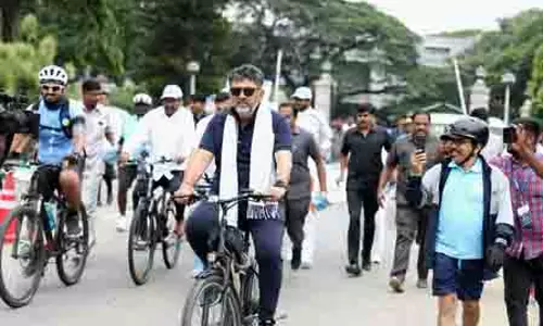 सत्ता के गलियारों में मैंने साइकिल चुनी पोस्ट करने के बाद Karnataka Dy CM Shivakumar साइकिल से गिरे सत्ता के गलियारों में मैंने साइकिल चुनी पोस्ट करने के बाद Karnataka Dy CM Shivakumar साइकिल से गिरे