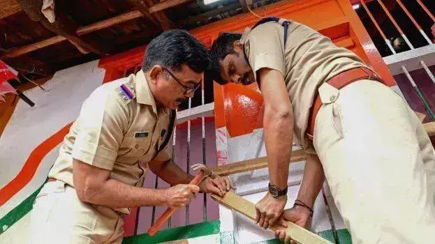 Congress मंडलम समिति कार्यालय को लाल रंग से रंगने की कोशिश पर झड़प Congress मंडलम समिति कार्यालय को लाल रंग से रंगने की कोशिश पर झड़प