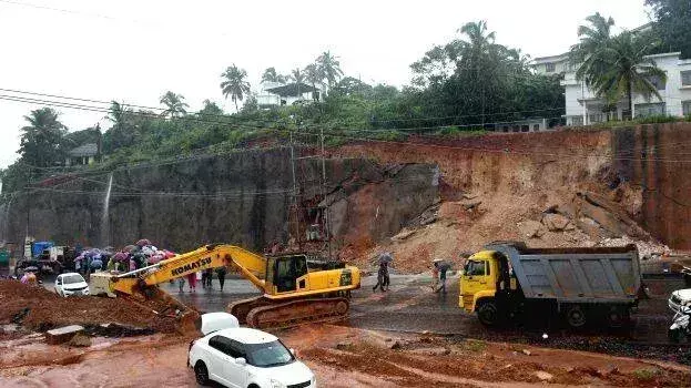 Kerala: व्यस्त कासरगोड राष्ट्रीय राजमार्ग पर भूस्खलन से बड़ा हादसा टला Kerala: व्यस्त कासरगोड राष्ट्रीय राजमार्ग पर भूस्खलन से बड़ा हादसा टला