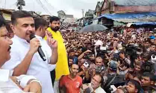 Khidirpur में आग लगने से 1,300 दुकानें जलकर खाक हो गईं Khidirpur में आग लगने से 1,300 दुकानें जलकर खाक हो गईं