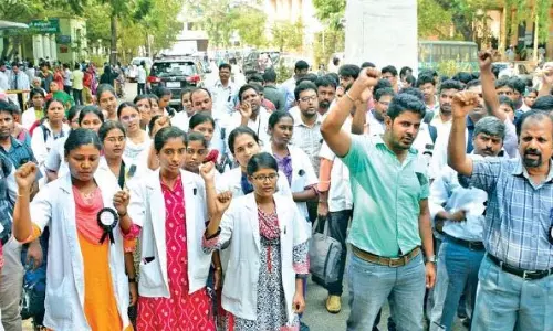 Telangana: निजी कॉलेजों में मेडिकल इंटर्न ने किया विरोध प्रदर्शन