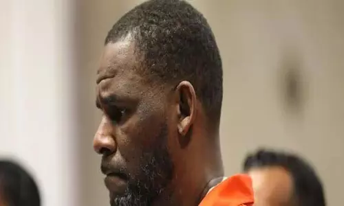 R. Kelly को एकांत कारावास में कथित ओवरडोज़ के बाद अस्पताल ले जाया गया