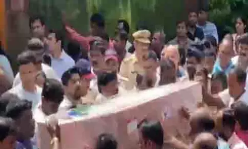 AI-171 दुर्घटना: चालक दल की सदस्य मैथिली पाटिल का पार्थिव शरीर रायगढ़ लाया गया