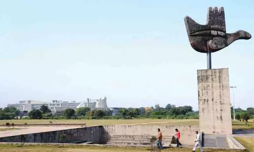 Chandigarh के निवासी बार-बार बिजली कटौती से परेशान Chandigarh के निवासी बार-बार बिजली कटौती से परेशान