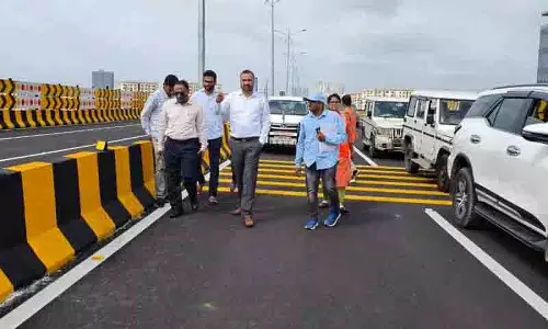 GHMC आयुक्त आरवी कर्णन ने शिल्पा लेआउट फ्लाईओवर का निरीक्षण किया