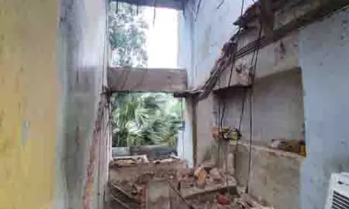 Ahmedabad में जर्जर इमारत का हिस्सा गिरा, 16 लोगों को बचाया गया