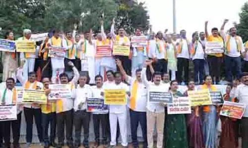 कर्नाटक BJP ने किया विरोध प्रदर्शन, मुख्यमंत्री और उपमुख्यमंत्री के इस्तीफे की मांग