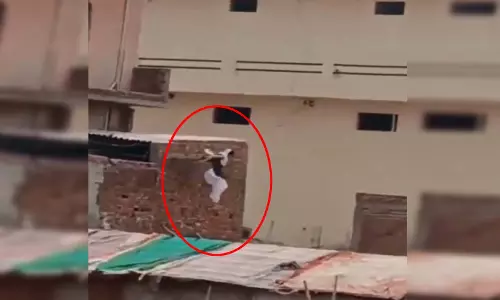 HOTEL में ससुराल, महिला ने लगाई छंलाग, देखें VIDEO... HOTEL में ससुराल, महिला ने लगाई छंलाग, देखें VIDEO...