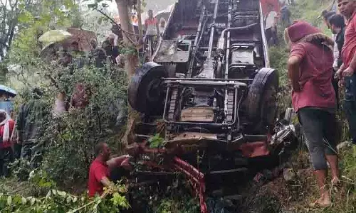 Himachal के मंडी में निजी बस दुर्घटना, 20 घायल