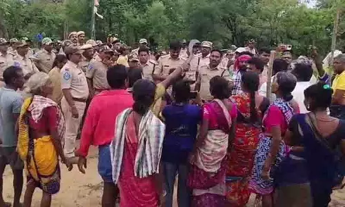 मुलुगु झड़प में 11 आदिवासियों पर मामला दर्ज, BRS ने प्रभावित परिवारों को समर्थन दिया मुलुगु झड़प में 11 आदिवासियों पर मामला दर्ज, BRS ने प्रभावित परिवारों को समर्थन दिया