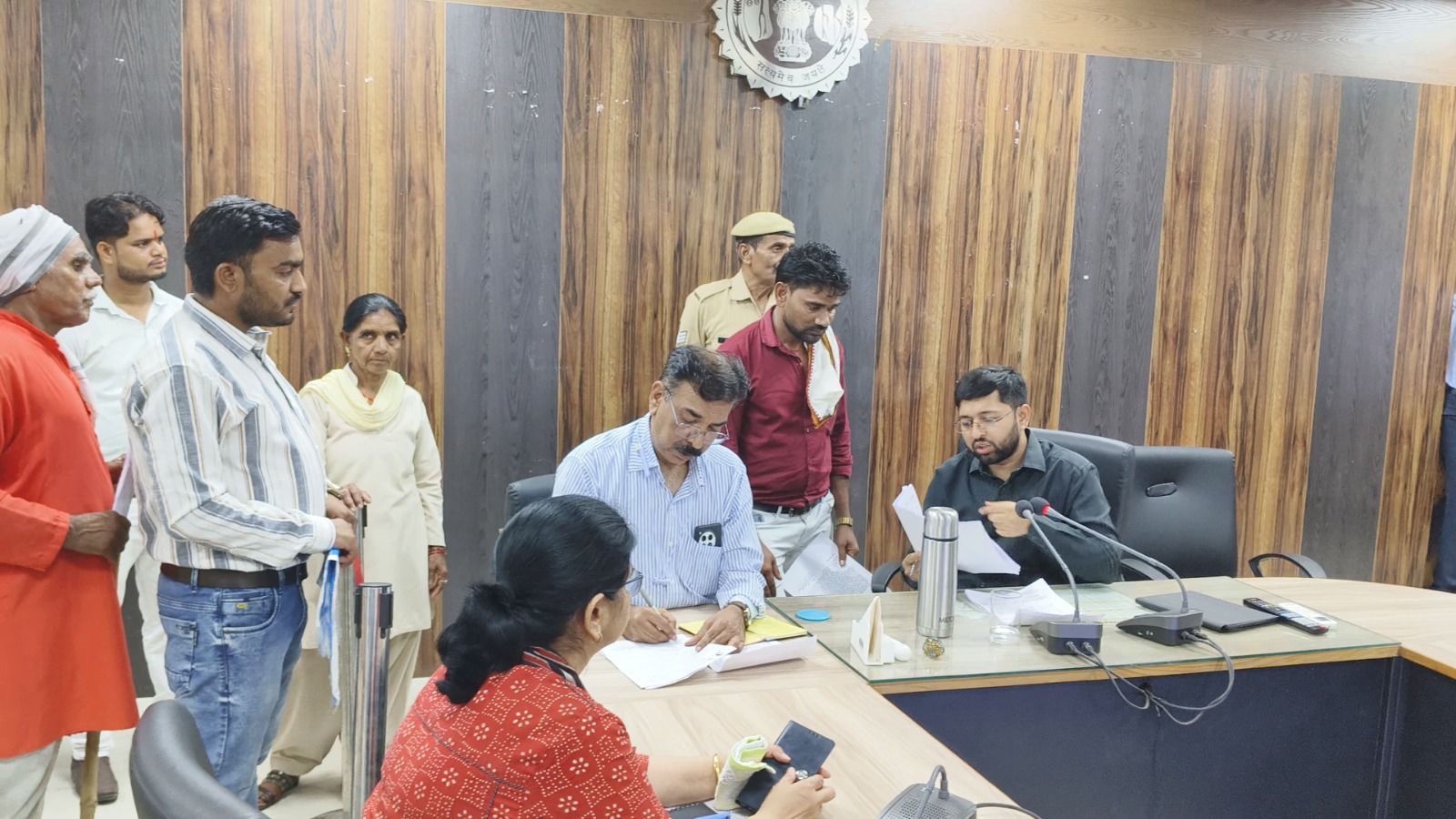 Datia में जनसुनवाई, कलेक्टर ने 89 आवेदकों की समस्याएं सुनीं