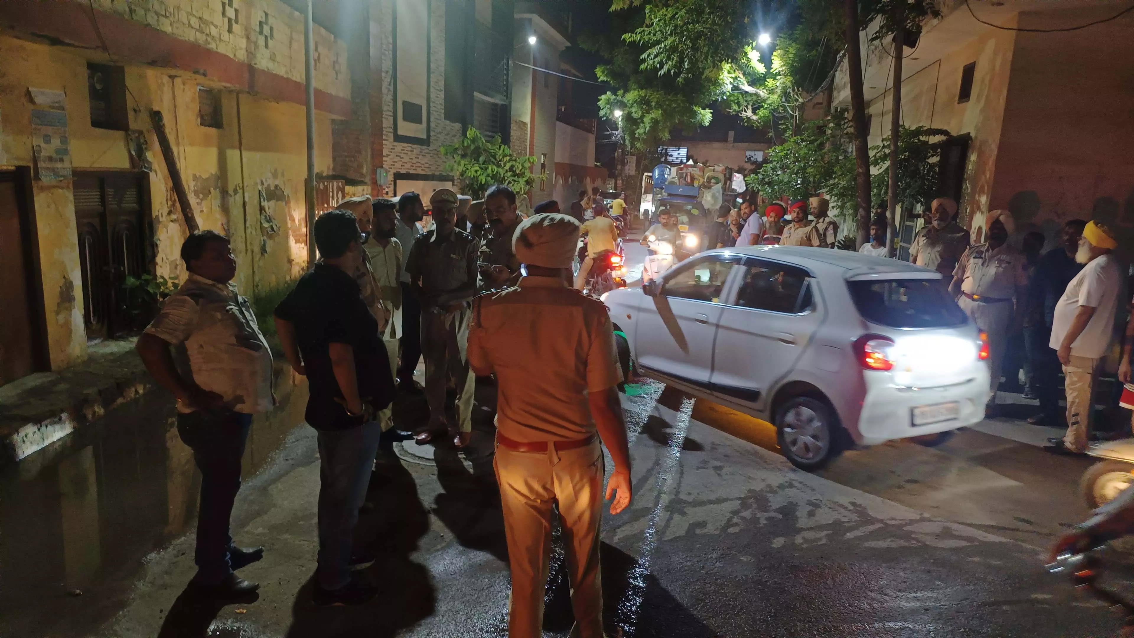 Ludhiana : कार सवारों ने पुलिस पर की फायरिंग, SHO को कुचलने की कोशिश Ludhiana : कार सवारों ने पुलिस पर की फायरिंग, SHO को कुचलने की कोशिश