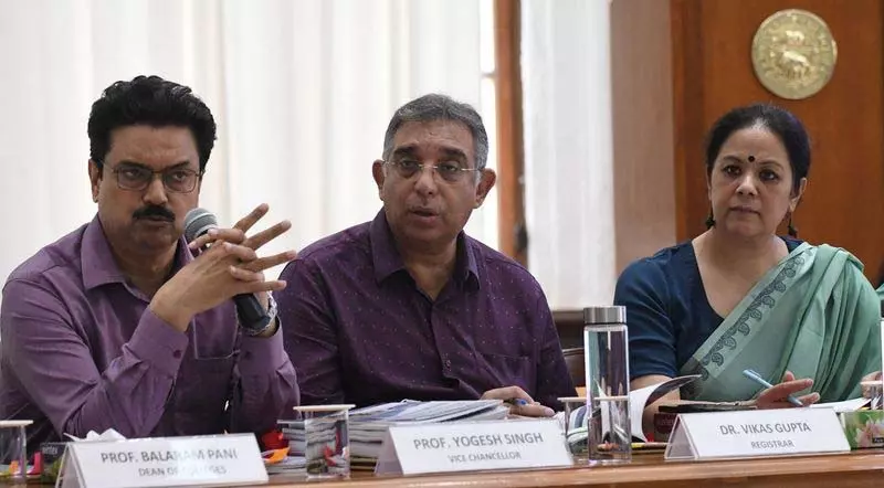 दिल्ली विश्वविद्यालय में प्रवेश प्रक्रिया शुरू; नए पाठ्यक्रम और कोटा लागू दिल्ली विश्वविद्यालय में प्रवेश प्रक्रिया शुरू; नए पाठ्यक्रम और कोटा लागू