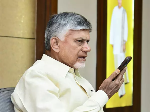 CM Naidu ने कर्ज न चुकाने पर पेड़ से बांधी गई महिला को वित्तीय सहायता और शिक्षा सहायता देने की घोषणा की CM Naidu ने कर्ज न चुकाने पर पेड़ से बांधी गई महिला को वित्तीय सहायता और शिक्षा सहायता देने की घोषणा की