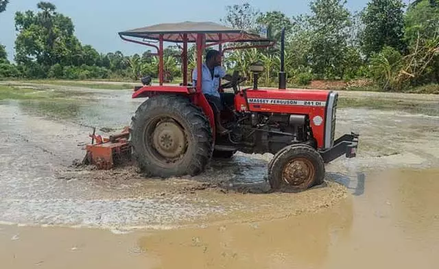 Tamil Nadu : मेट्टूर बांध से पानी छोड़ा जाना बढ़ा Tamil Nadu : मेट्टूर बांध से पानी छोड़ा जाना बढ़ा
