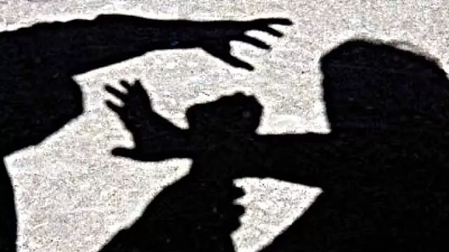 मरीना में यौन उत्पीड़न करने वाले की पीट-पीटकर हत्या: एक युवक समेत 2 लोग गिरफ्तार मरीना में यौन उत्पीड़न करने वाले की पीट-पीटकर हत्या: एक युवक समेत 2 लोग गिरफ्तार