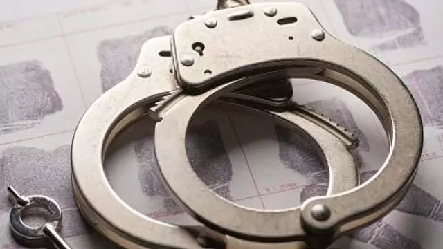 सरकारी नौकरी दिलाने के नाम पर 60.50 लाख की ठगी के आरोप में आंगनबाड़ी कार्यकर्ता गिरफ्तार सरकारी नौकरी दिलाने के नाम पर 60.50 लाख की ठगी के आरोप में आंगनबाड़ी कार्यकर्ता गिरफ्तार