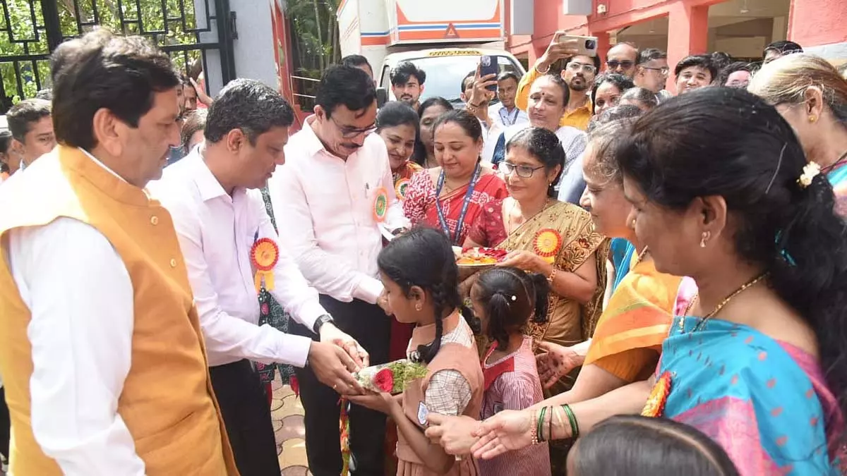 Mumbai : मंत्री मंगल प्रभात लोढ़ा ने बीएमसी स्कूलों में पीटीए के गठन का आदेश दिया Mumbai : मंत्री मंगल प्रभात लोढ़ा ने बीएमसी स्कूलों में पीटीए के गठन का आदेश दिया