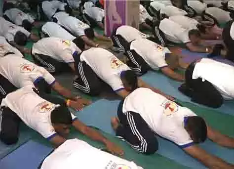 दिल्ली: AYUSH मंत्रालय ने अंतर्राष्ट्रीय योग दिवस से पहले योग महाकुंभ का आयोजन किया दिल्ली: AYUSH मंत्रालय ने अंतर्राष्ट्रीय योग दिवस से पहले योग महाकुंभ का आयोजन किया