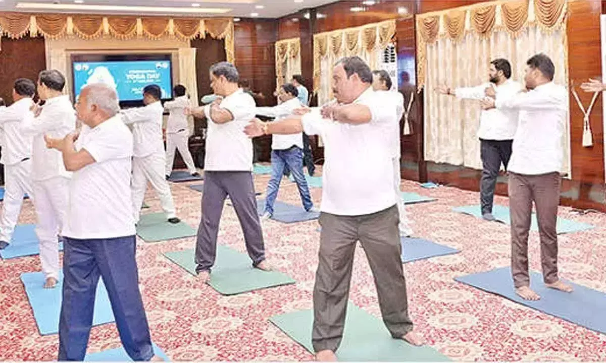 Andhra: राजभवन में योगाभ्यास सत्र आयोजित Andhra: राजभवन में योगाभ्यास सत्र आयोजित