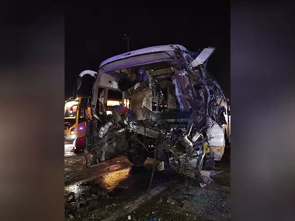 UP: खड़ी ट्रक से बस की टक्कर में 2 लोगों की मौत, 15 घायल UP: खड़ी ट्रक से बस की टक्कर में 2 लोगों की मौत, 15 घायल