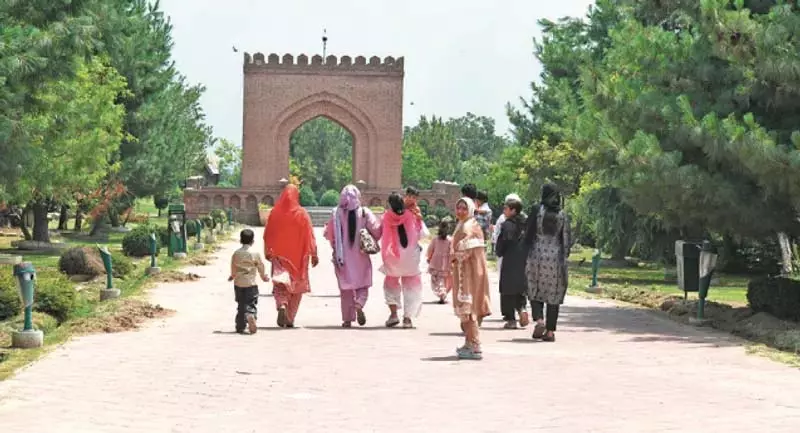 पहलगाम त्रासदी के बाद कश्मीर पर्यटन में सुधार, स्थानीयों में उम्मीद पहलगाम त्रासदी के बाद कश्मीर पर्यटन में सुधार, स्थानीयों में उम्मीद