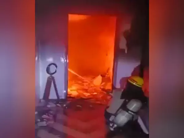 AC में विस्फोट के कारण लगी आग, किसी के हताहत होने की खबर नहीं AC में विस्फोट के कारण लगी आग, किसी के हताहत होने की खबर नहीं