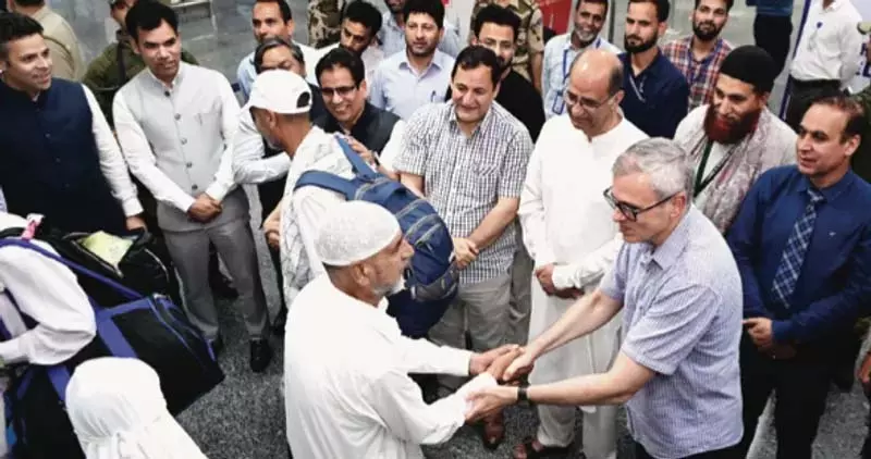 मुख्यमंत्री उमर ने हज यात्रियों के पहले जत्थे का स्वागत किया मुख्यमंत्री उमर ने हज यात्रियों के पहले जत्थे का स्वागत किया