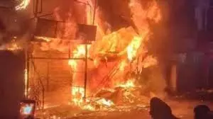 Ballia: भीषण आग से मचा हाहाकार, लाखों का नुकसान Ballia: भीषण आग से मचा हाहाकार, लाखों का नुकसान
