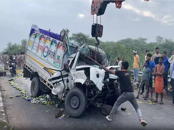 Agra में शाहदरा चुंगी फ्लाईओवर पर सड़क दुर्घटना में 4 की मौत, 1 घायल Agra में शाहदरा चुंगी फ्लाईओवर पर सड़क दुर्घटना में 4 की मौत, 1 घायल